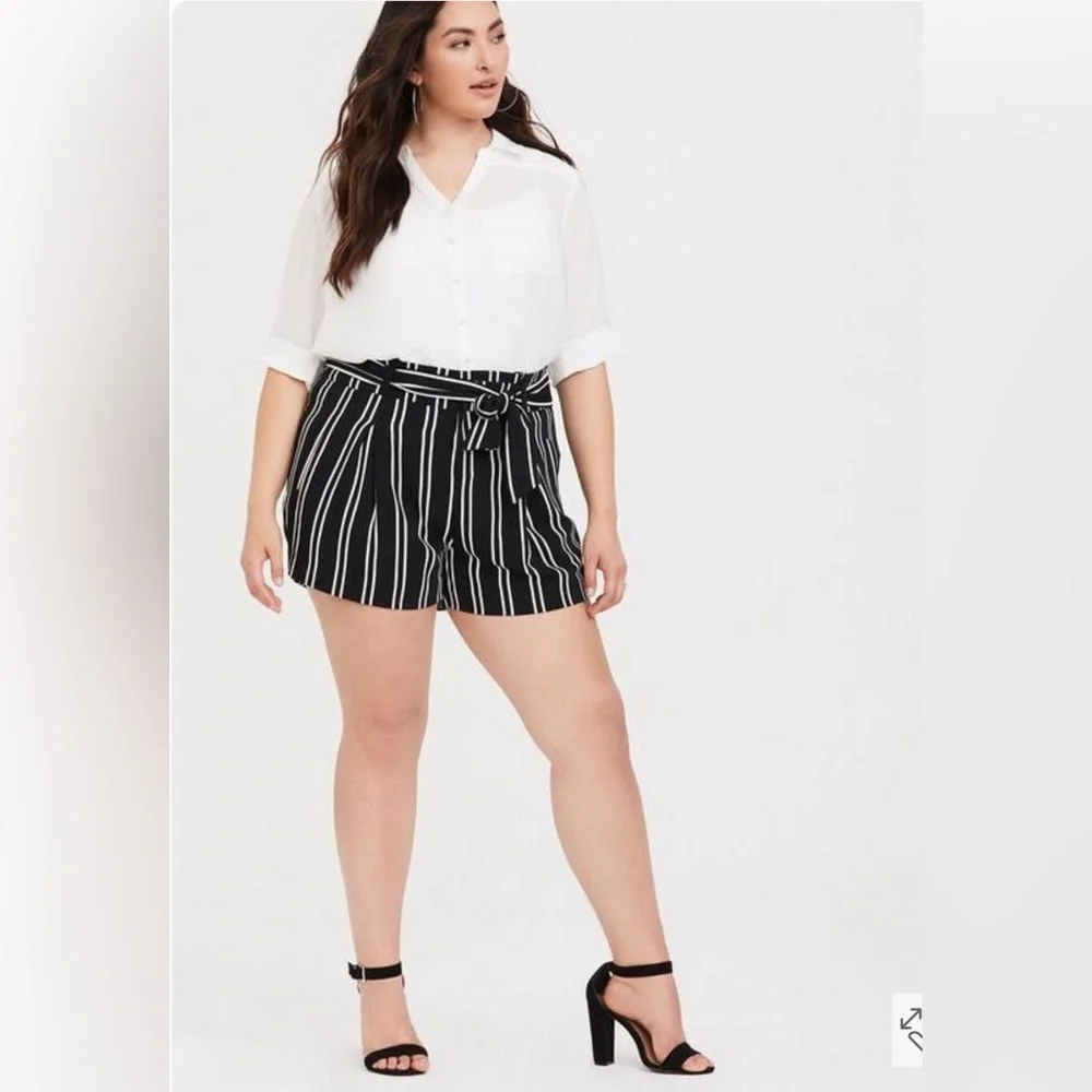 Torrid Stretch Crepe‎ stripe shorts size 20